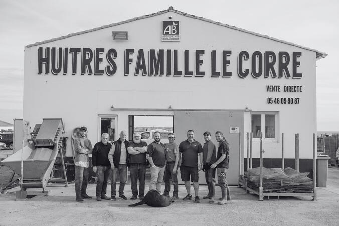 Il faut de nombreux effectifs pour effectuer les travaux necessitant à installer les huîtres Le Corre