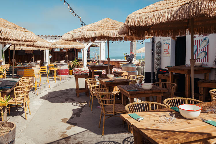 Terrasse intérieure avec vue mer